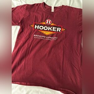Hooker Brewery I’d Tap That Maroon Graphic Tee. Medium Crew Neck. Beer.